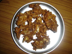 Deep Fried Cabbage and Onion (Konkani: Cabbage ani Kandya Baje)